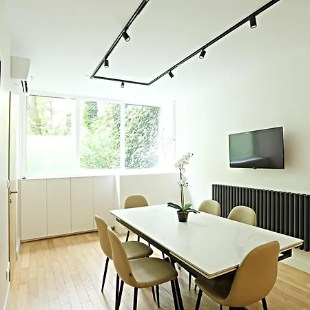 Luxurious Duplex With Private Sauna & Theater Appartamento