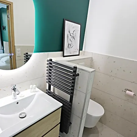 Luxurious Duplex With Private Sauna & Theater شقة *