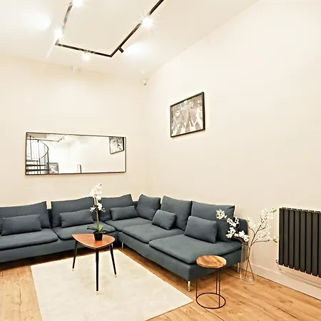 Luxurious Duplex With Private Sauna & Theater Appartamento