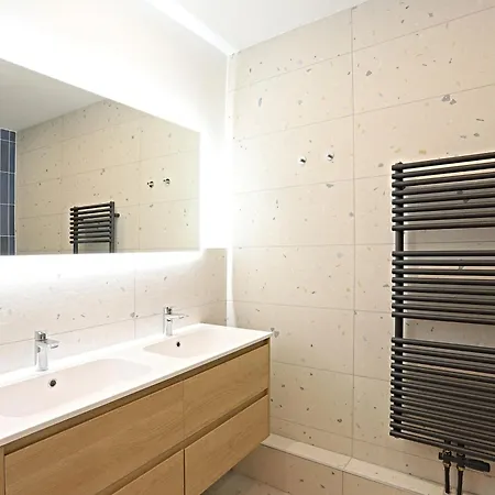 Luxurious Duplex With Private Sauna & Theater شقة